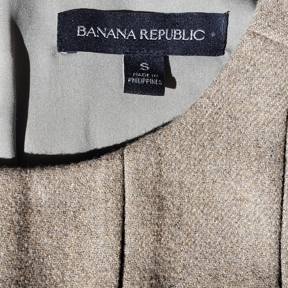 Sleeveless top size small Banana Republic beige with subtle gold flecks - Picture 7 of 8